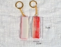 Künstlicher Krebsfleisch-Schlüsselanhänger mit Textur in Rot und Weiß, 7x2cm groß - Schweinebauch - Goldener Schlüsselanhänger