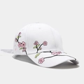 Detail von rosa Pfirsichblüten-Stickerei und weißem Band auf Baumwoll-Basecap - Verstellbar / Weiß