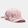 Detailansicht der rosa Pfirsichblüten-Stickerei auf einer Baumwoll-Basecap für Damen - Verstellbar / Rosa