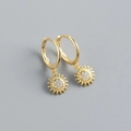 Dettaglio orecchini a girasole dorati con diamanti bianchi e chiusura a cerchietto - Argento 925 / Oro