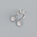 Dettaglio orecchini a girasole in argento con cristalli scintillanti su sfondo grigio - Argento 925 / Oro Bianco