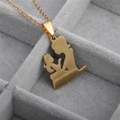 Nahaufnahme der goldenen Mutter-Kind-Halskette in einer grauen Schmuckschatulle aus Samt - Mutter und Kind Umarmung Gold Anhänger Halskette