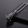 Detail der silbernen Drachenkette mit schwarzer Perle an einer massiven Box-Halskette - Drachenkopf Schwarze Perle