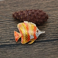 Detailopname van een tropische visbroche met oranje emaille en kristallen - Stijl C-Oranjegele Vis / Oranje Geel Gradiënt
