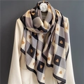 Sciarpa a scacchi in cotone e lino con cuori marroni drappeggiata su blazer beige - Cuore Nero Bianco Marrone (YM220-3)