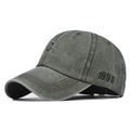Dettaglio cappello baseball in cotone lavato grigio scuro con ricamo C e numero 1999 - Regolabile / Verde