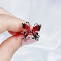 Dettaglio anello a farfalla in smalto rosso e nero con fascia aperta in argento - Farfalla aperta rossa e nera vintage