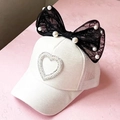 Cappellino da baseball bianco con grande fiocco in pizzo nero e cuore di perle - Cappello trucker / Bianco