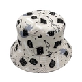 Detalle de gorro de pescador beige con gatos negros de dibujos y estampados espaciales - Estampado de gato espacial beige
