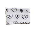 Couverture d'emmaillotage blanche en mousseline avec motif de petits cœurs noirs - Cœurs creux