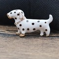 Macro di una spilla a forma di cane smaltato con collare in strass dorati e dettagli - Macchiato Bianco