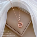 Collana con ciondolo a cuore in oro rosa con cristalli su un portagioie beige - Oro Rosa (B104)