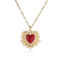 Collana cuore dorata con centro rosso e cornice in zircone radiante su sfondo bianco - Cuore Rosso Radiante