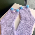 Pluizige paarse koraalvlies thermische sokken met blauwe pompons en 3D-lachgezicht - Paars