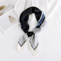 Elegante foulard quadrato in seta con strisce geometriche in nero e blu moderno - 70x70cm / Cornice Interna Nera Bordo Beige