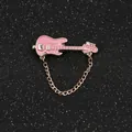 Mini spilla a forma di chitarra rosa con catene dorate e smalto su fondo nero - Chitarra Rosa Oro Con Catena