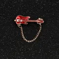 Mini spilla per chitarra elettrica smaltata rossa con catena in metallo dorato - Chitarra Rossa Oro Con Catena