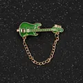 Spilla mini chitarra elettrica con smalto verde smeraldo e dettagli a catena dorata - Chitarra Verde Oro Con Catena