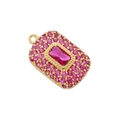 Dettaglio ravvicinato di un pendente d'oro di lusso con una gemma rettangolare rosa rossa - Placcato Oro Zirconia Rosso Rosa