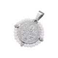 Dettaglio di medaglione religioso in argento con rilievo della Vergine e perle bianche - Perla in oro bianco