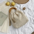 Sac à main en paille tressée beige avec poignées en bois rondes et pompon déco - Blanc Cassé