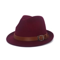 Dettaglio di cappello in lana bordeaux con cinturino in similpelle marrone e fibbia - M (56-58cm) / Borgogna