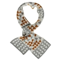 Gros plan d'une écharpe en tricot avec des motifs de triangles et une texture épaisse - Gris Triangle