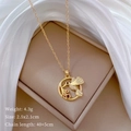 Detalle del collar de colibrí con circonitas blancas y gema roja en un joyero elegante - Colgante de Colibrí (C317)