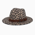 Dettaglio cappello fedora leopardato con fascia in ecopelle marrone e fibbia argento - M (56-58cm) / Bianco
