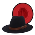 Dettaglio del cappello fedora nero con interno rosso e fascia in cuoio marrone - M (56-58cm) / Nero con interno rosso