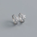 Nahaufnahme minimalistischer S925 Silber-Ohrringe mit funkelndem Zirkonia-Sternen-Design - 925er Silber / Weißgold