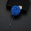 Blaue Rosen-Brosche aus Stoff mit goldenem Blatt und silberner Nadel für Herren - Königsblau
