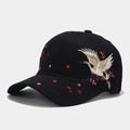 Gorra de béisbol de algodón negro con elegante bordado de grulla blanca y flores de ciruelo - Ajustable / Negro