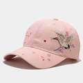 Bordado detallado de grullas y flores de cerezo en el lateral de una gorra de algodón rosa - Ajustable / Rosa