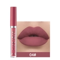 Detalle de brillo labial mate tono 04 con prueba en labios de modelo como referencia de color - N.º 04