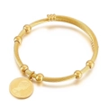 Elegante brazalete de acero de titanio con colgante Isabel II en acabado dorado - 16mm / Dorado