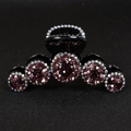 Diamante Viola Scuro Su Sfondo Nero
