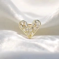 Elegante spilla a forma di cuore dorata con zirconi chiari su sfondo in seta bianca - Oro