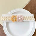 Fascia per neonati in pizzo con fiori in tessuto giallo e rosa e perle applicate - Fiori a Due Petali Rosa Giallo