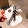 Detalle de pasador de pelo con lazo de cuentas, diamantes de imitación y perlas blancas - Clip de pico de pato de cristal y perla / Plateado