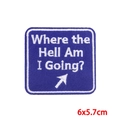 Dettaglio della toppa ricamata blu con testo 'Where the Hell Am I Going?' e bordo bianco - Segnale Blu-Where the Hell Am I Going?