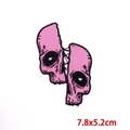 Rosa-schwarzer Punk Totenkopf Stickerei-Aufnäher für DIY Kleidung Deko 7,8x5,2cm - Geteilter Rosa Totenkopf
