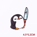 Lustiger Pinguin-Stickaufnäher mit Schwert, Aufbügler in der Größe 4,5x5,2cm - Pinguin mit Messer