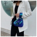 Modische Handtasche mit blaugrünen Pailletten, kombiniert mit minimalistischem Outfit - Grün