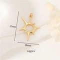Dettaglio del ciondolo a sole in oro 14K con dimensioni 27mm x 19mm e peso di 1,4g - Raggio di Sole / Oro