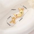 Vue détaillée du pendentif lune et ours en or 14K avec zircon et gravure LOVE - Ours de Lune LOVE