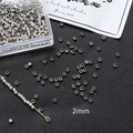 Vista detallada de cuentas plateadas de 2mm para joyería DIY y diseño de uñas - Color Oro Blanco 2mm (100 piezas)