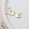 Detalle macro de colgantes de corona bañados en oro 14k con nácar y circón para joyas DIY - 1# Corona Nácar