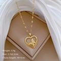 Detailaufnahme einer goldenen Halskette mit Herz-Schmetterling-Anhänger und Zirkon - Gold