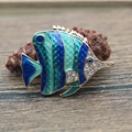 Geëmailleerde tropische visbroche met strass en parels op een houten ondergrond - Stijl D-Diepblauwe Vis / Diepblauw Meerblauw
